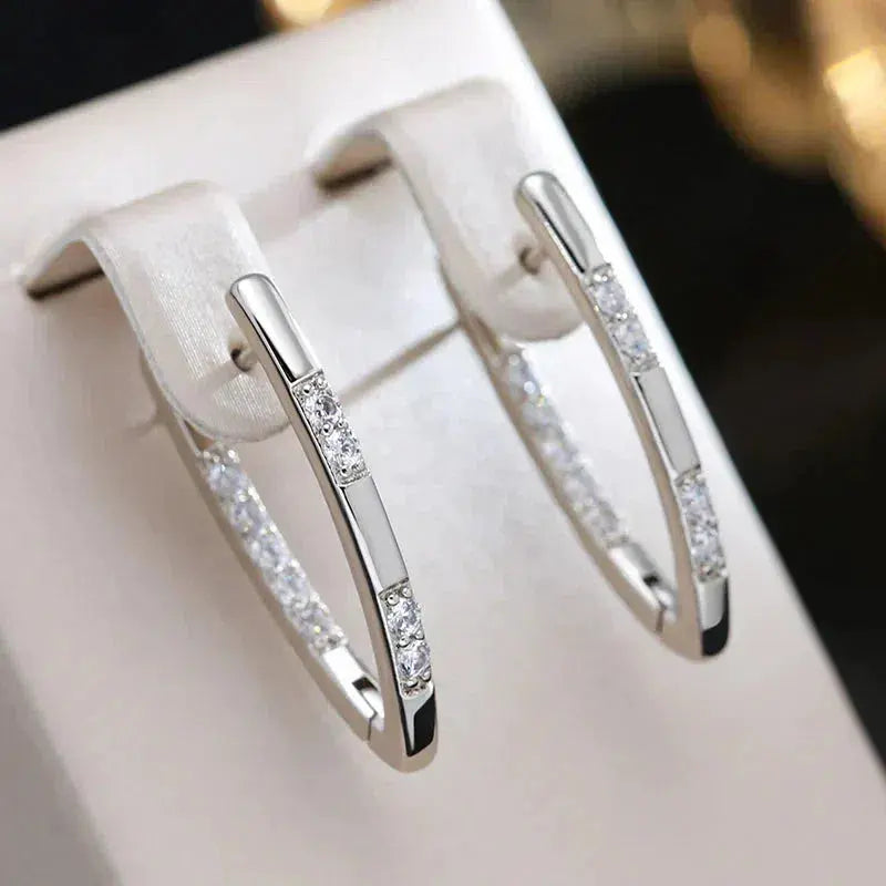 Pendientes sofisticados con piedras de zirconio