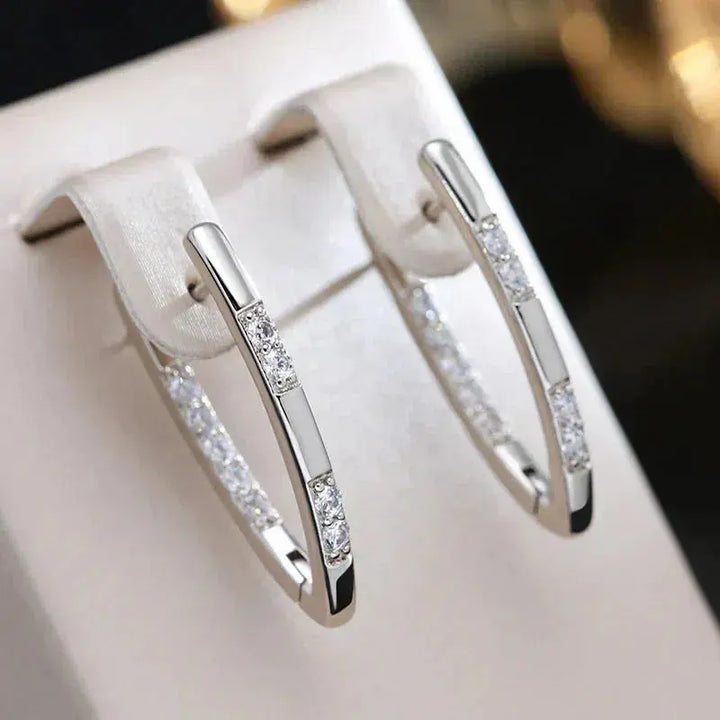 Pendientes sofisticados con piedras de zirconio