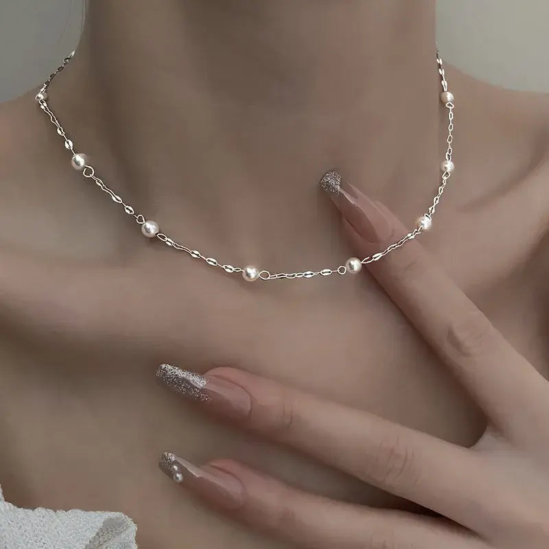 Collar elegante con perlas luminosas