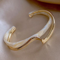 Adriana - Pulsera elegante con ópalo blanco y chapado en oro