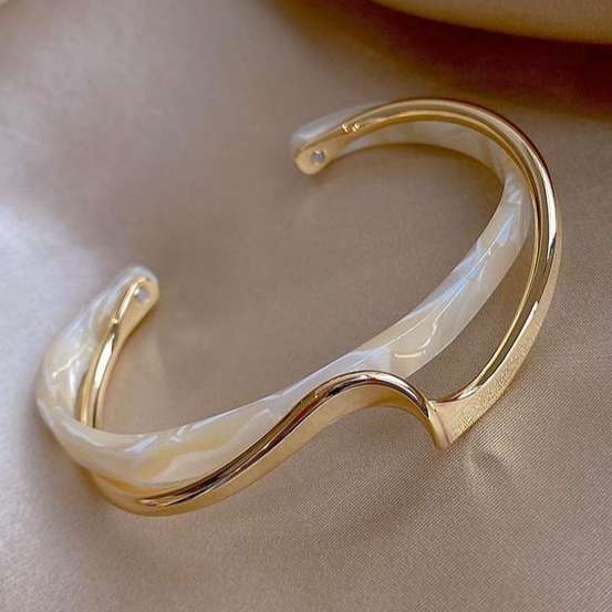 Adriana - Pulsera elegante con ópalo blanco y chapado en oro
