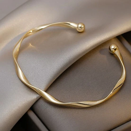 Pulsera elegante de oro
