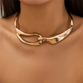 Collar de oro con textura audaz