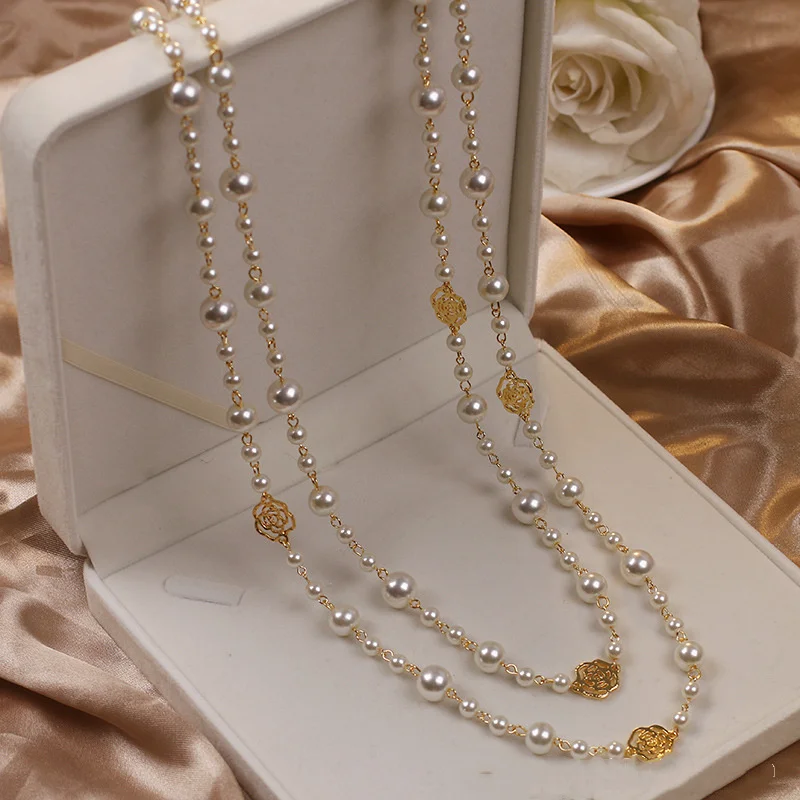 Collar elegante de oro con perlas