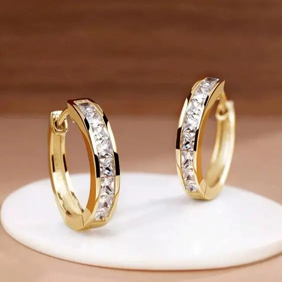 Pendientes de aro elegantes en oro y cristal