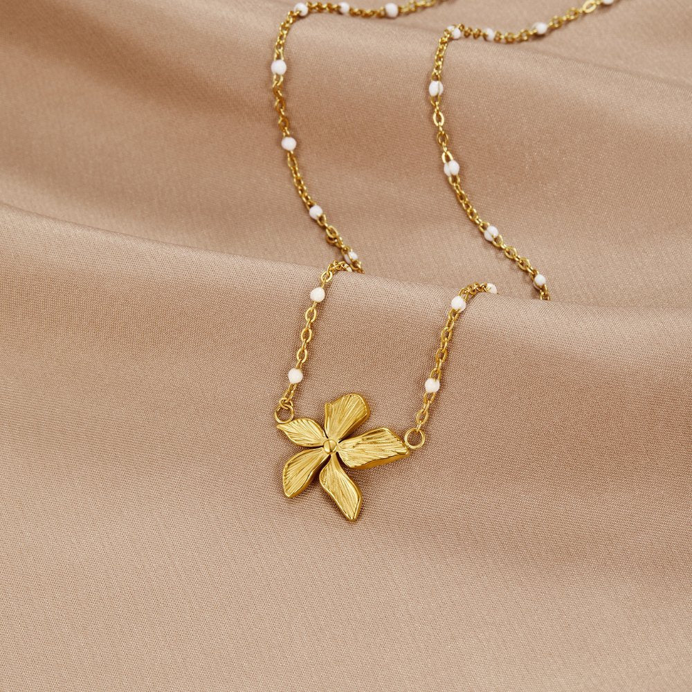 Collar Elegante con Flor de Oro