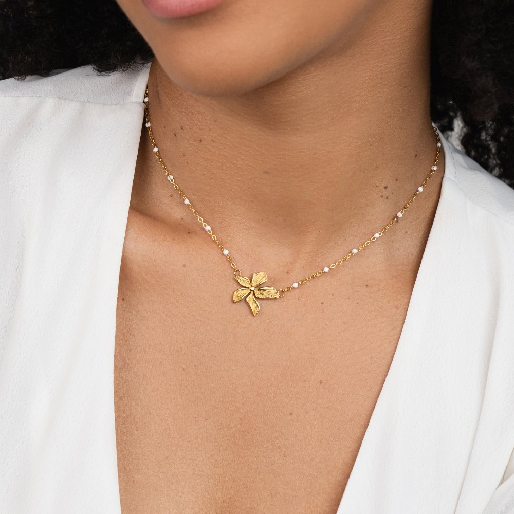 Collar Elegante con Flor de Oro