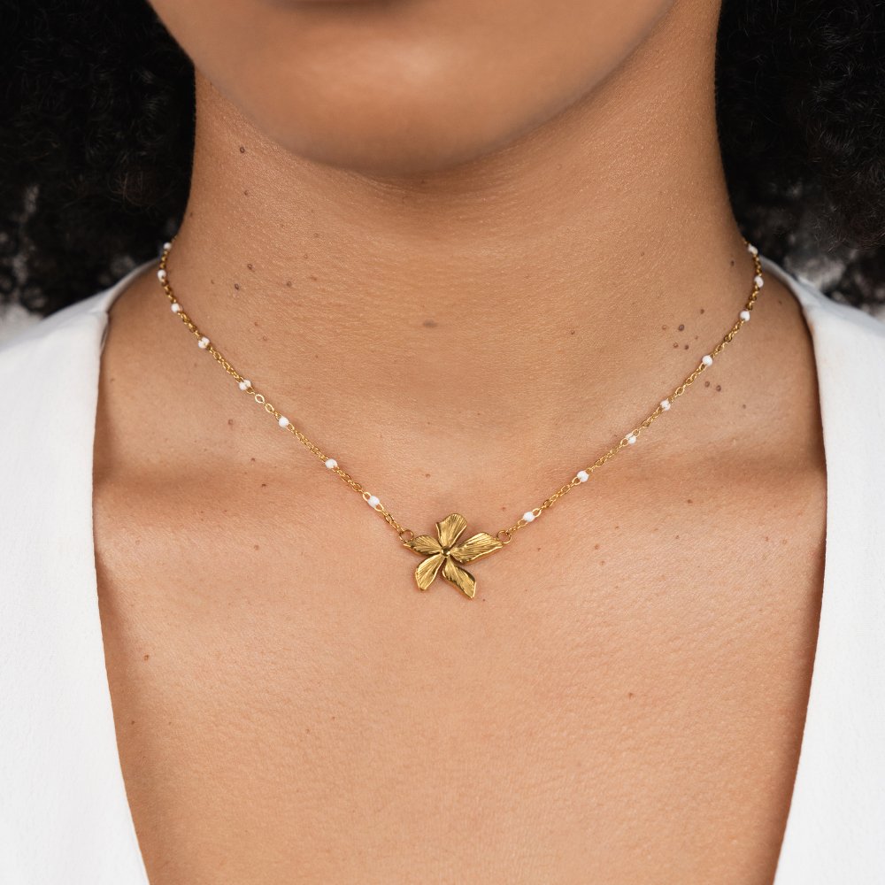 Collar Elegante con Flor de Oro