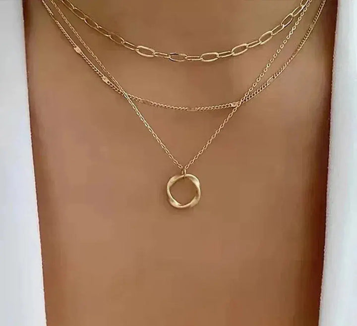 Collar clásico de oro en capas con colgante