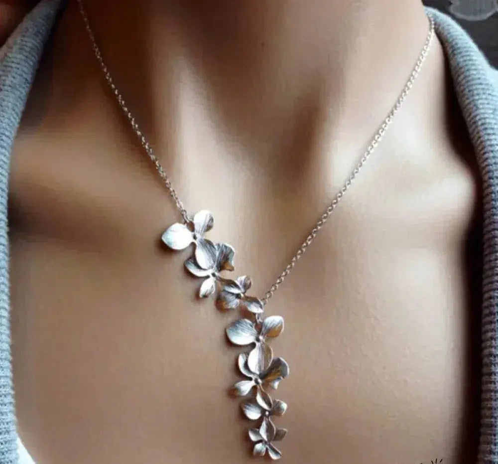 Collar de Plata Intemporal con Colgante Floral